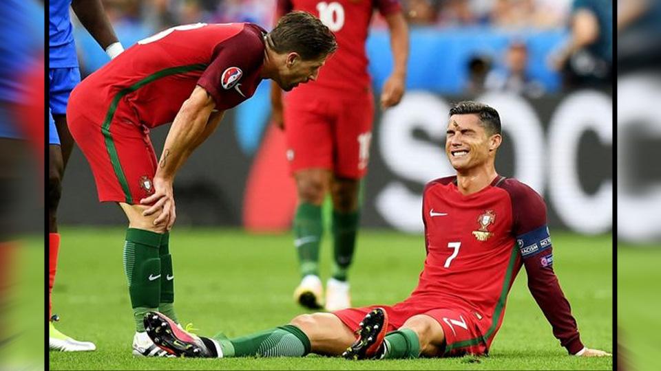 Adrien Silva dan Cristiano Ronaldo (Portugal) saat menghadapi Prancis di final Euro 2016. - INDOSPORT